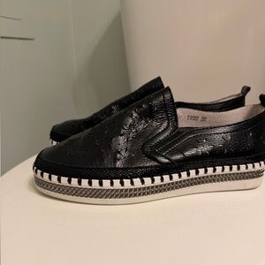 bernie mev. Black & metallic floral Sneakers